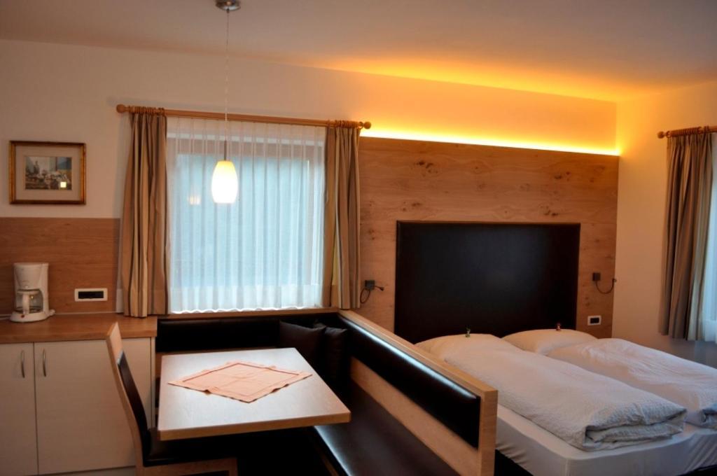 Hotel Garni Kostner St. Ulrich in Gröden Zimmer foto
